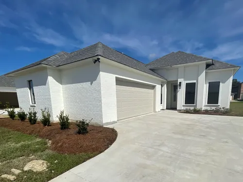 front exterior of a new construction home in baton rouge