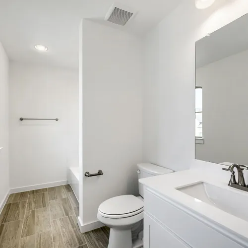 1737 Cornwall - Full Bathroom