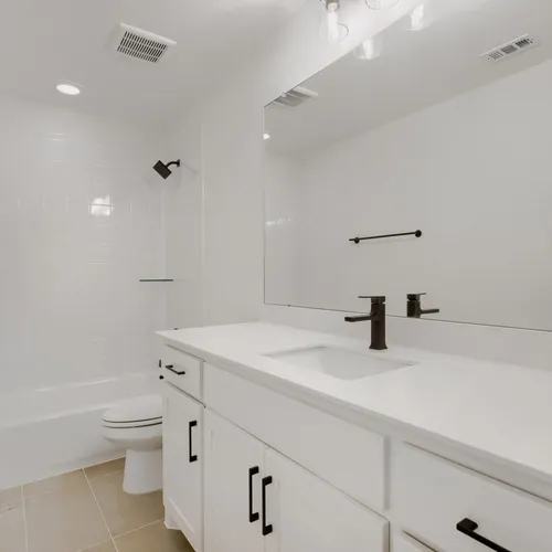 4315 Windy - Full Bathroom