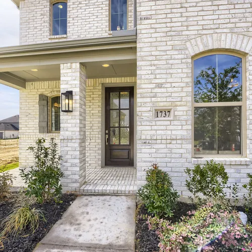 1737 Cornwall - Front Entryway