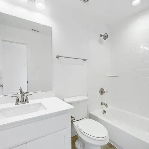 1737 Cornwall - Full Bathroom