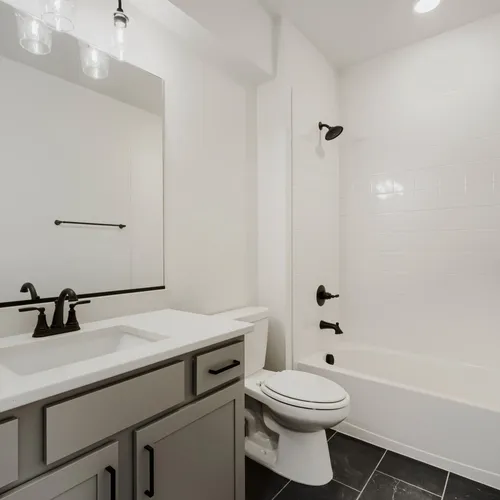 8653 Palo Alto - Full Bathroom