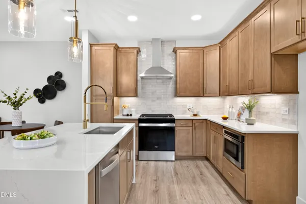 Kitchen Range & Blackspash (Model Home)