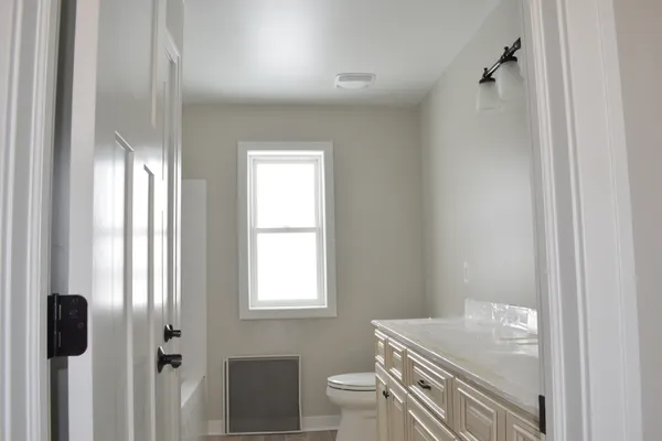 Upstairs Full Bathroom