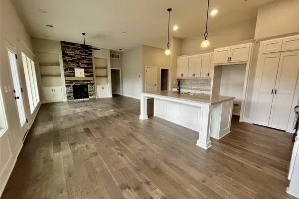 Open concept livingroom and kitchen
