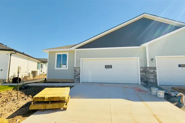 1534 Foxtail Drive SE Logo Image