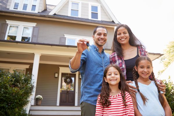 family-holding-keys-to-new-home-on-moving-in-day-despite-increasing-home-rates