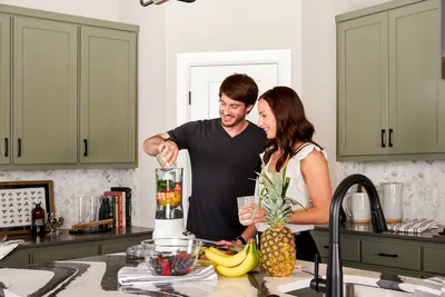 couple in new home making smoothies