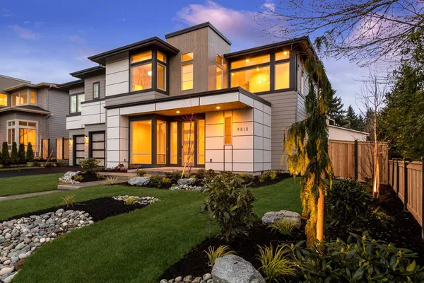 NW Contemporary Exterior of a home by Merit Homes
