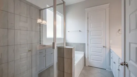 Providence I, Owner's Bath tub and shower