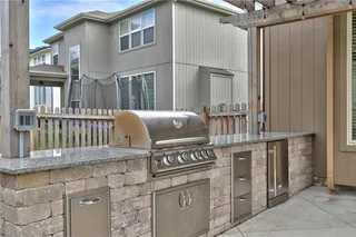 Granite counters give this outdoor kitchen such a luxurious feel!