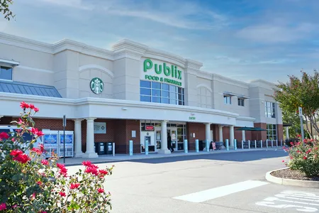 Exterior photo of Publix supermarket