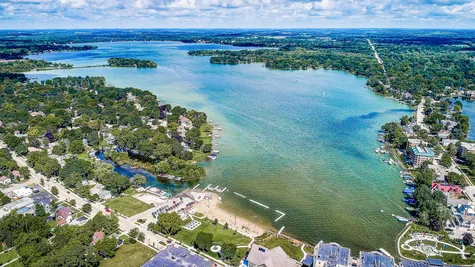 Aerial view of new homes in Summit WI near lake