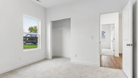 Guest bedroom in the Chestnut, Abbey Commons